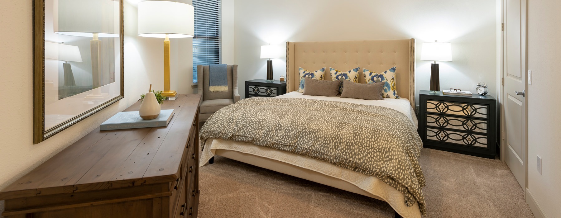 bedroom with ceiling fan, lighting fixture and window